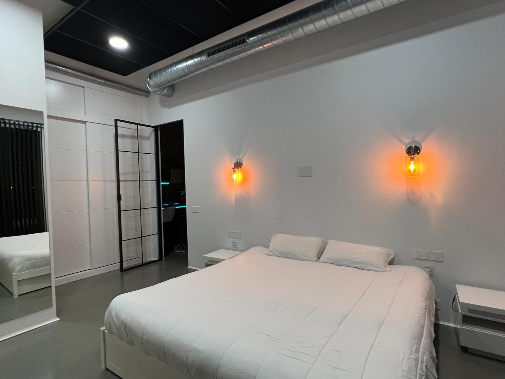 Apartment One Bedroom, Bed, Sofa Bed, Home-office, Modern, Quiet, Fully Equipped, Powerful Ac, 300 Mbps Fibre, Washer And Dryer *