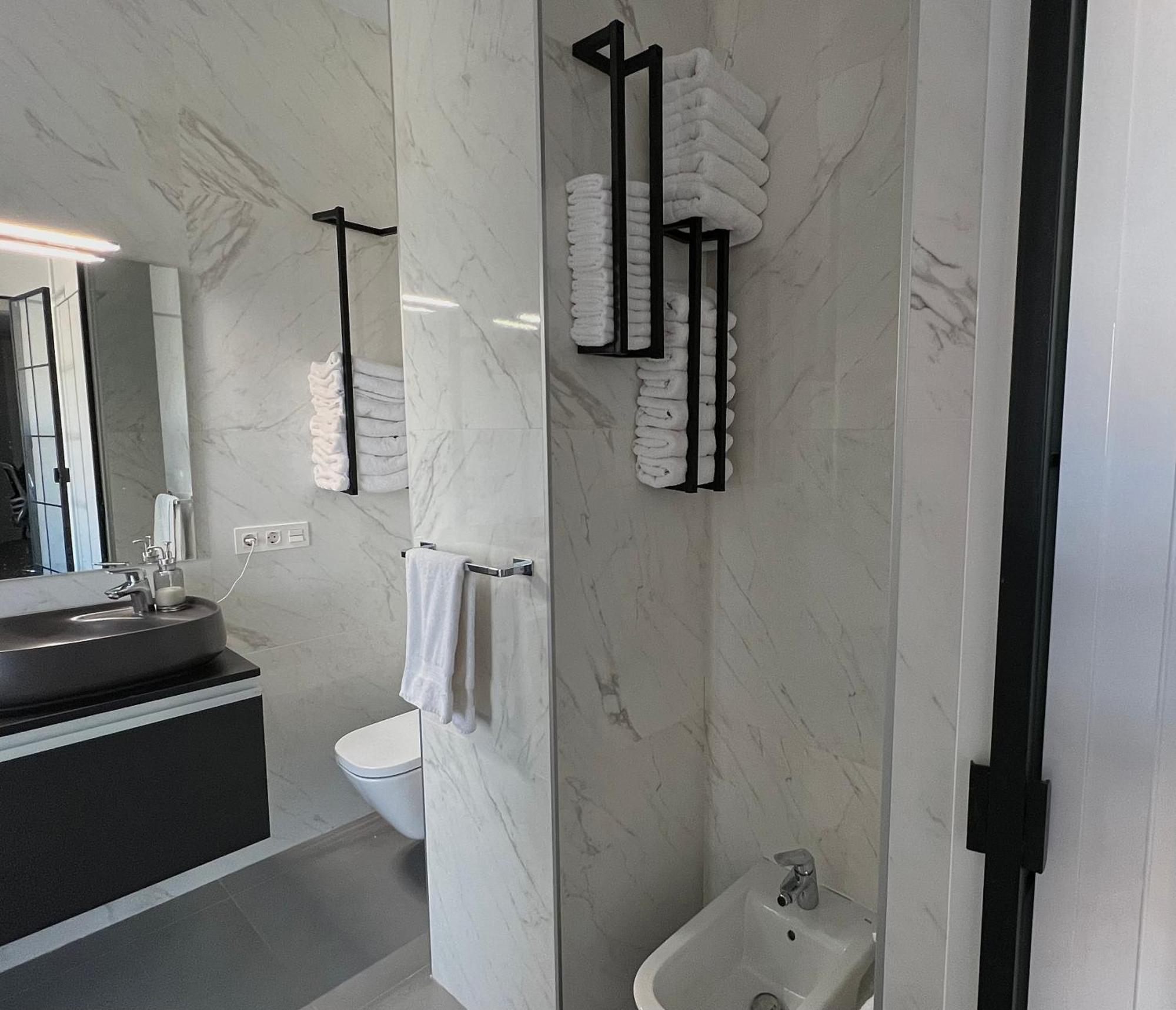 One Bedroom, Bed, Sofa Bed, Home-office, Modern, Quiet, Fully Equipped, Powerful Ac, 300 Mbps Fibre, Washer And Dryer Appartamento Málaga